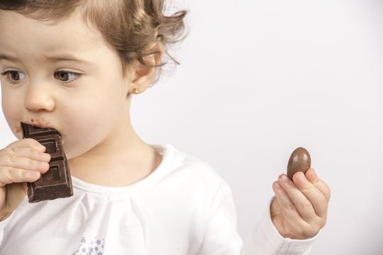 Dijete jede čokoladu