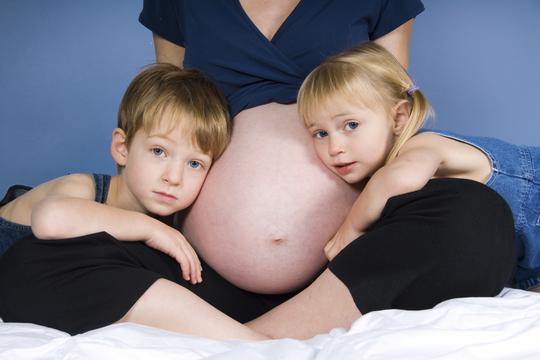 trudnica, dvoje djece, treće dijete