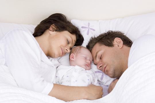 roditelji, beba, krevet, spavanje