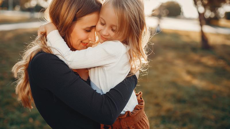 Zagrljaji mame i tate zna&ccaron;e i vi&scaron;e nego &scaron;to smo mislili - 3 su va&zcaron;na razloga