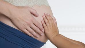 trudnički trbuh dječje ruke