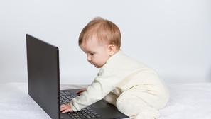 Beba s laptopom