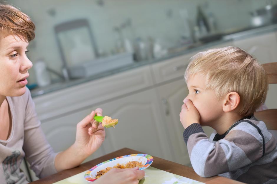 Mama i dječak, hranjenje | Author: Thinkstock