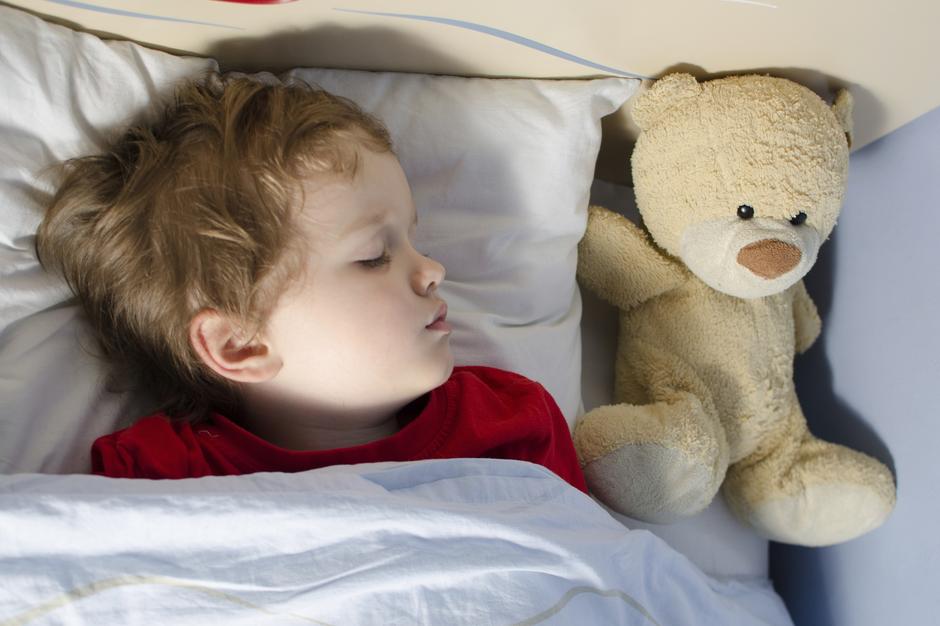 dječak spava s medvjedićem | Author: Thinkstock