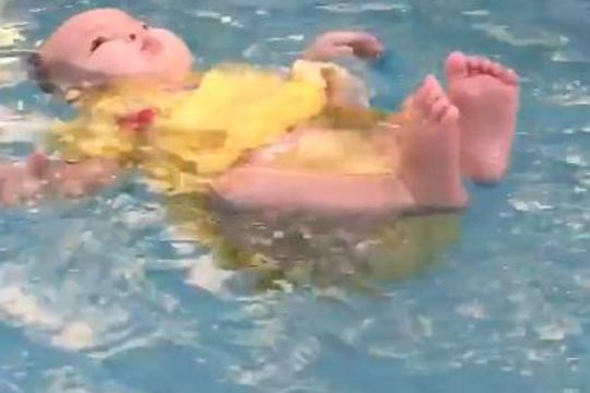 Priča iza kontroverznog videa bebe u bazenu | missMAMA