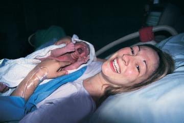 novorođenče beba porod porođaj majka