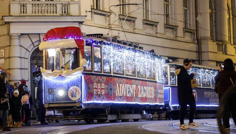 Zagreb: Veseli božićni tramvaj vozi centrom grada