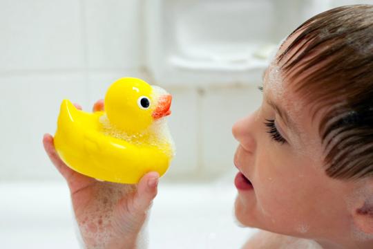 patkica dječak kupanje
