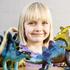 djevojčica igračke igra dinosauri