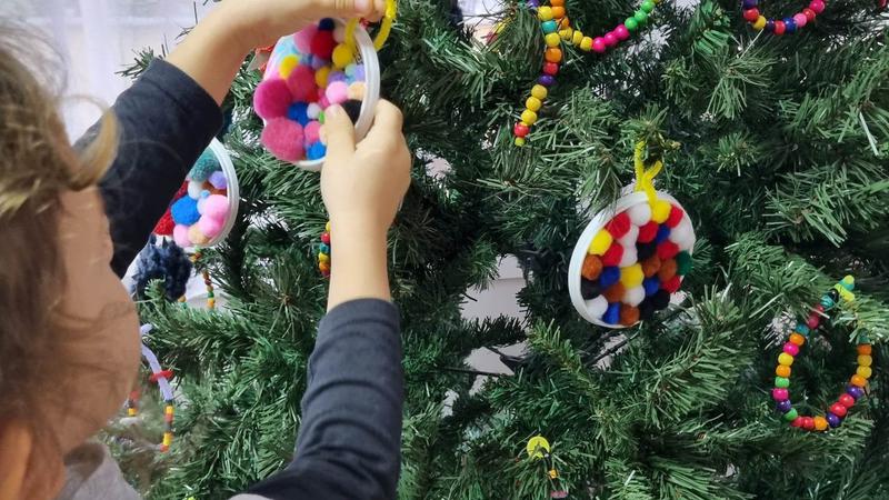 Ove ukrase mo&zcaron;e&scaron; izraditi s djetetom, a ne&cacute;e&scaron; ih po&zcaron;eljeti staviti - na stra&zcaron;nju stranu bora