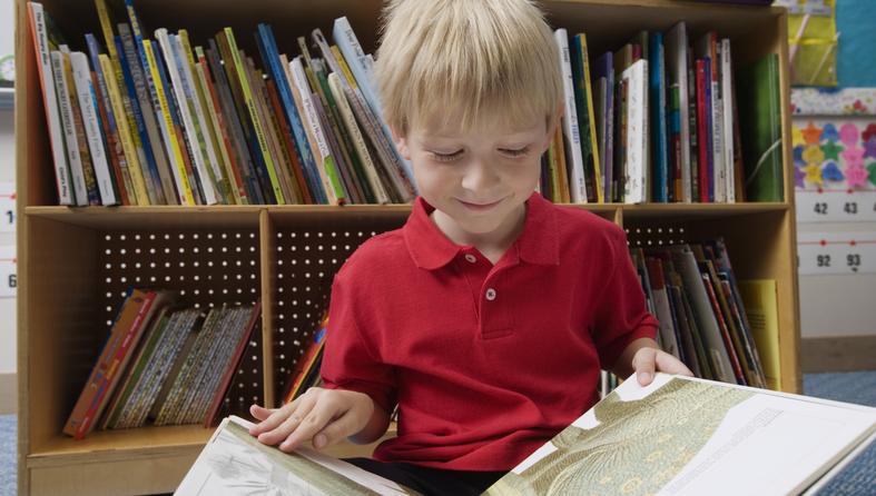 dečko dječak knjiga čitanje učenje