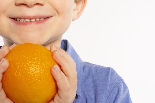 dijete voće naranča