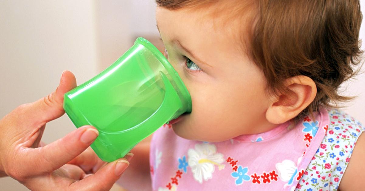 Kako bebu naučiti piti iz šalice? | missMAMA