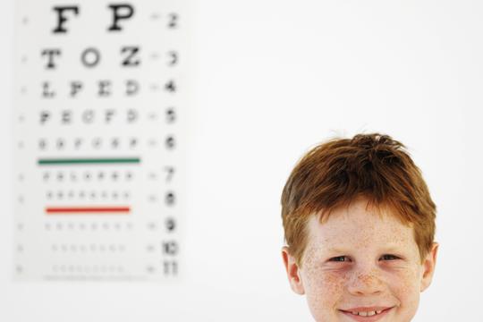 dječak na pregledu vida