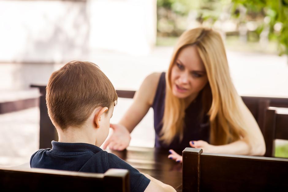 rasprava svađa mama sin | Author: Shutterstock