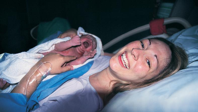 novorođenče beba porod porođaj majka