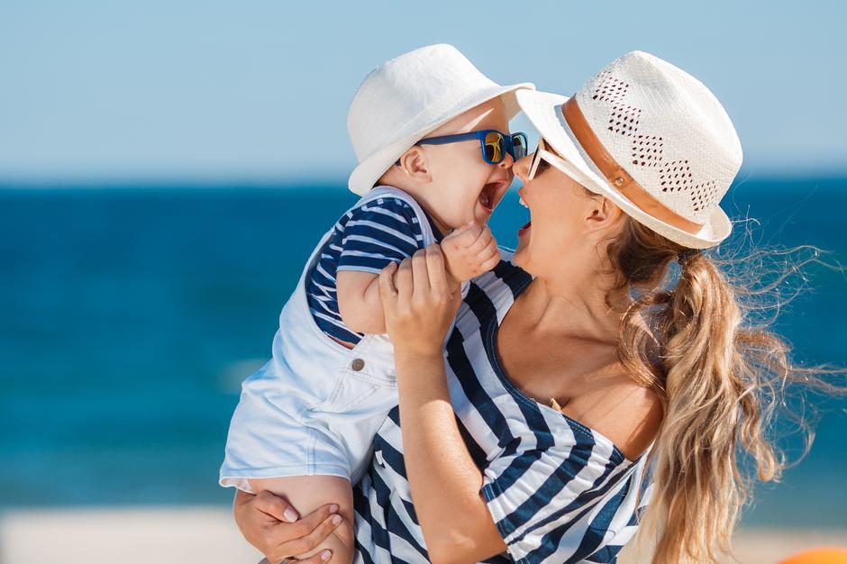 plaža, beba, mama, sunce, ljeto | Author: Shutterstock