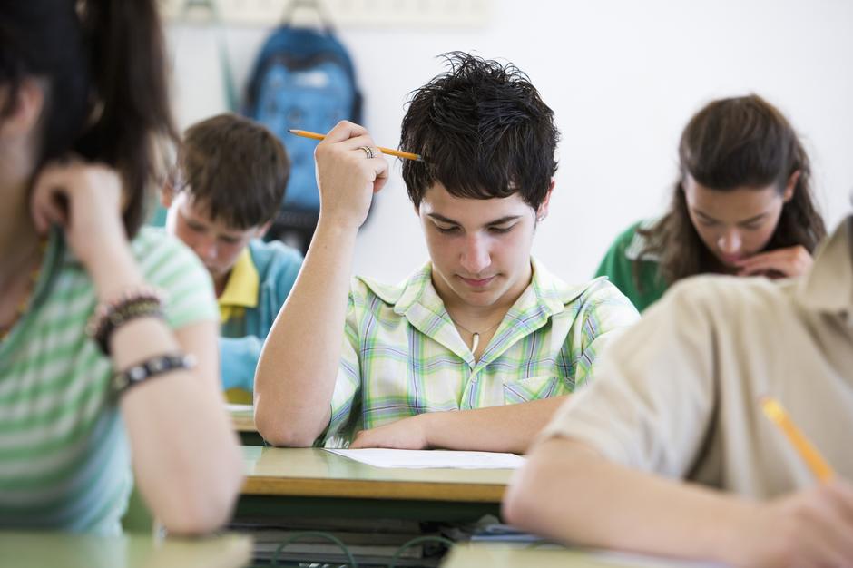 škola, tinejdžer piše test | Author: Thinkstock