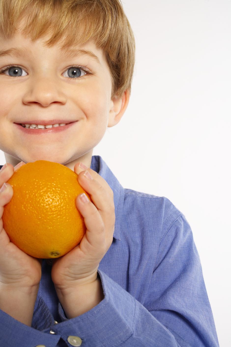 dijete voće naranča | Author: Thinkstock