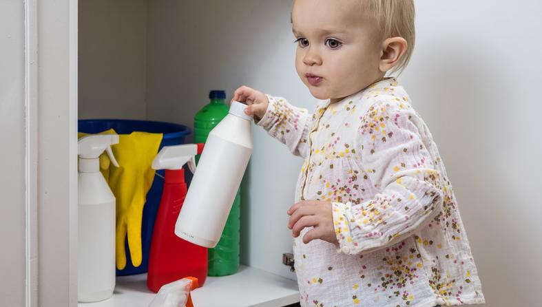beba dijete trovanje sredstva za čišćenje