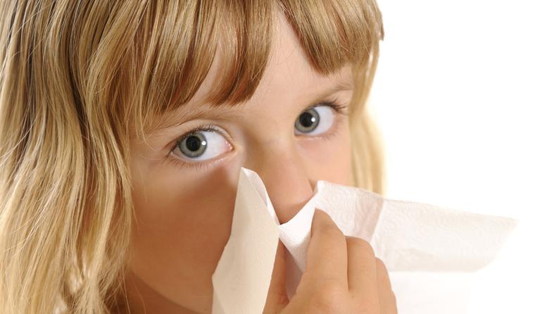 prehlada djevojčica puhanje nosa