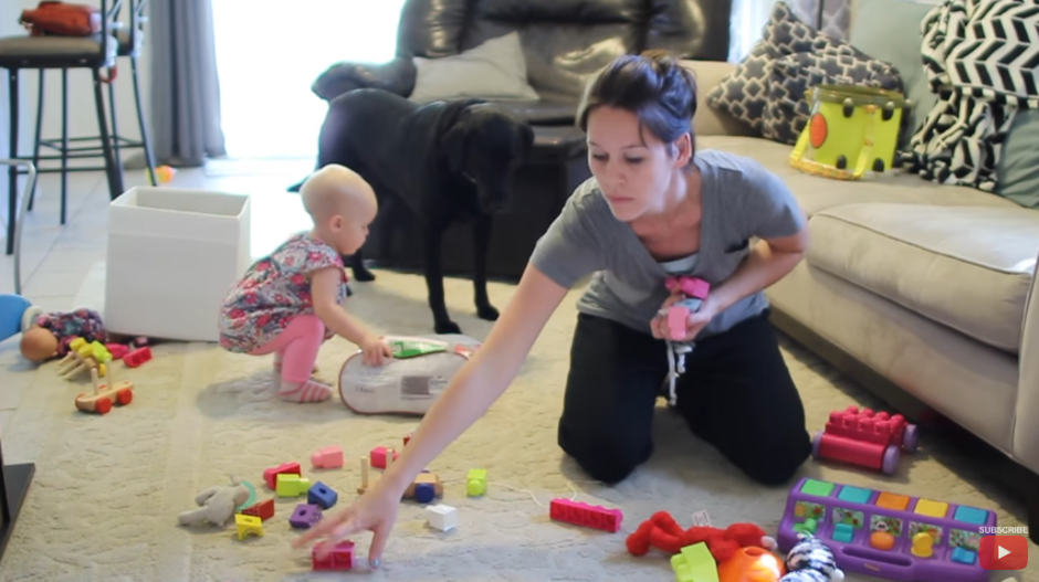 mama beba pospremanje igračaka | Author: Screenshot Youtube/Story of This Life