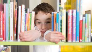 knjige dječak knjižnica