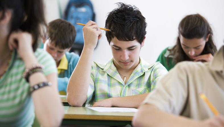 škola, tinejdžer piše test