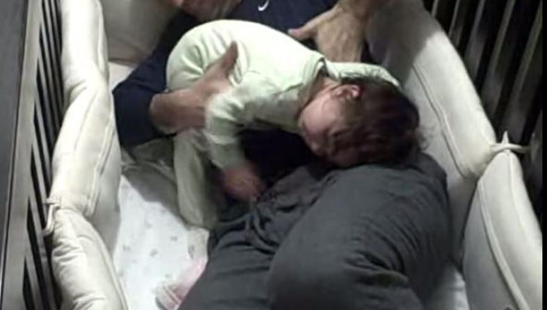 video beba kolijevka krevetić tata otac