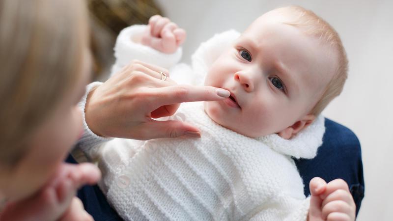 Kome je te&zcaron;e o&ccaron;istiti nos &ndash; bebi ili mali&scaron;anu? Evo kako najlak&scaron;e to napraviti!