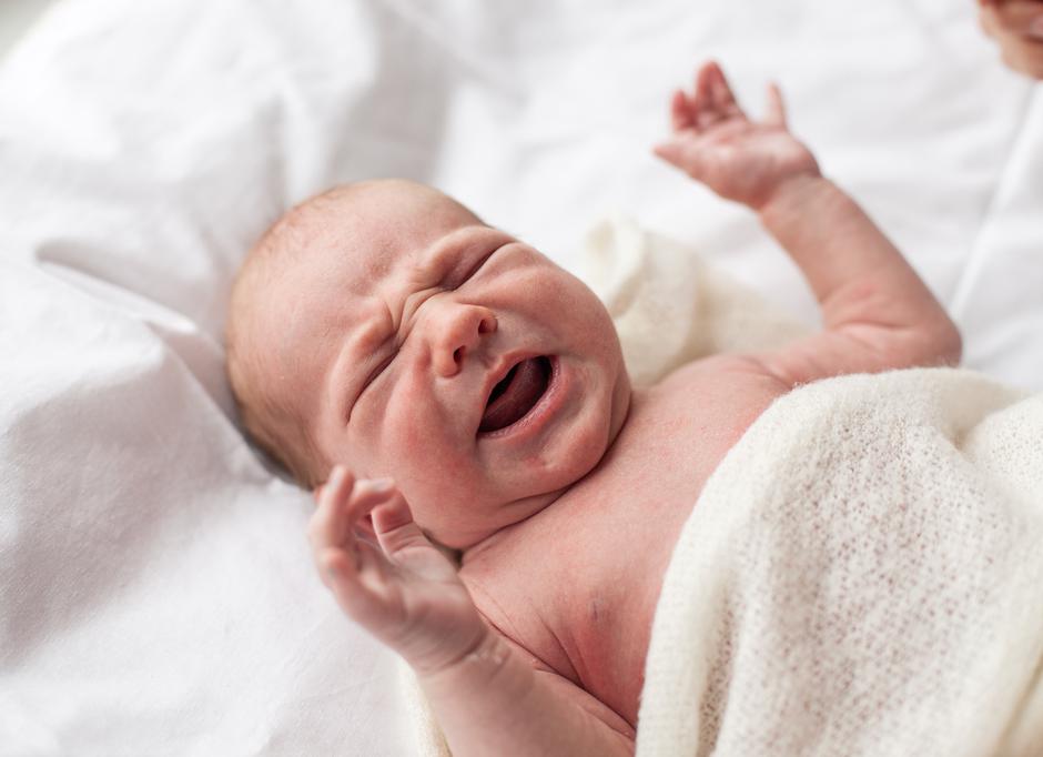 Beba se stalno budi i ne želi spavati? Prema riječima stručnjaka -  sve ima svoje razloge, pa tako i bebino buđenje tijekom noći. | Author: Guliver/Shutterstock