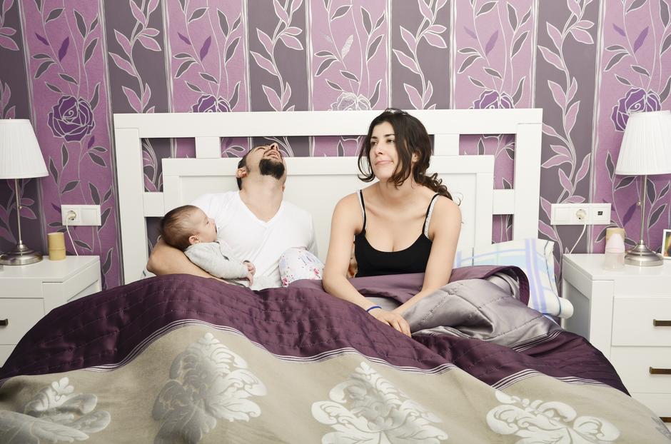 roditelji, beba, krevet, plač, par | Author: Thinkstock