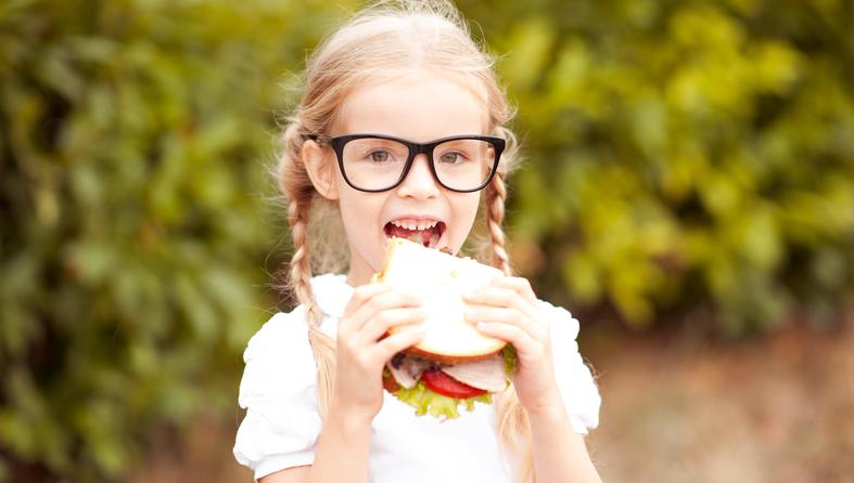 djevojčica jede sendvič 
