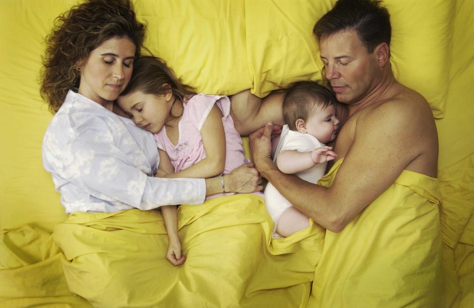 majka beba tata zajedničko spavanje krevet | Author: Thinkstock