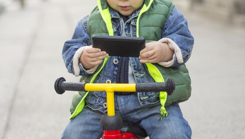 dječak bicikl mobitel