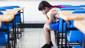 Tužna djevojčica u školi