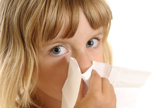 prehlada djevojčica puhanje nosa