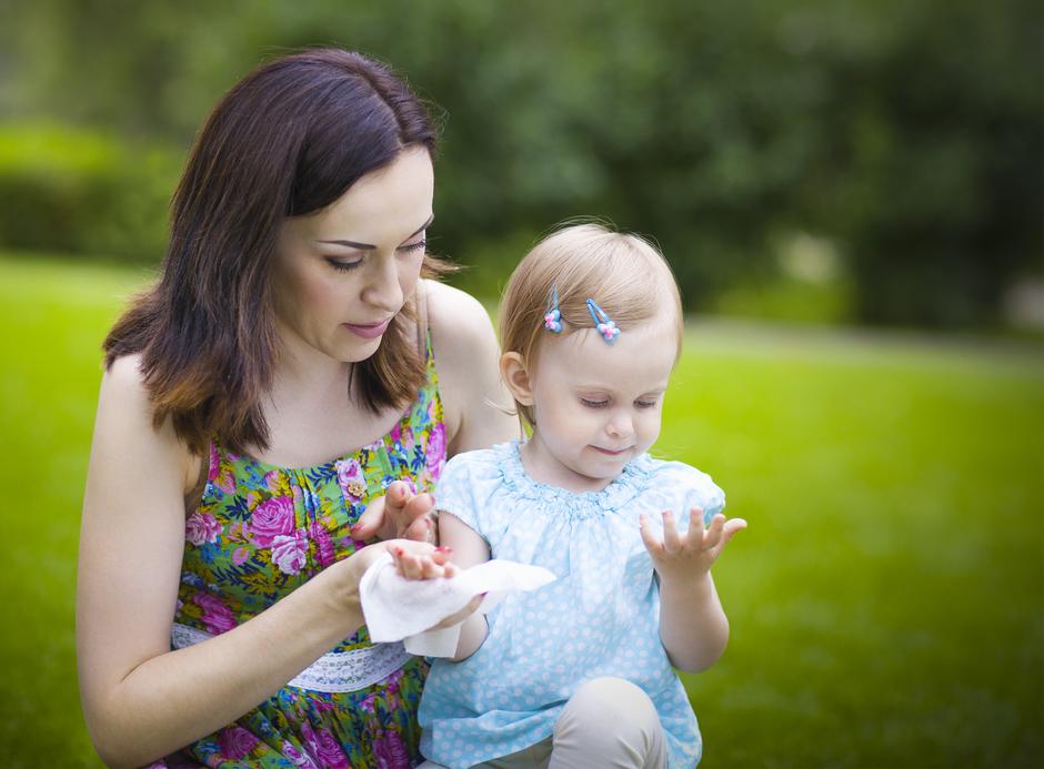 vlažne maramice, dijete, mama | Author: Shutterstock
