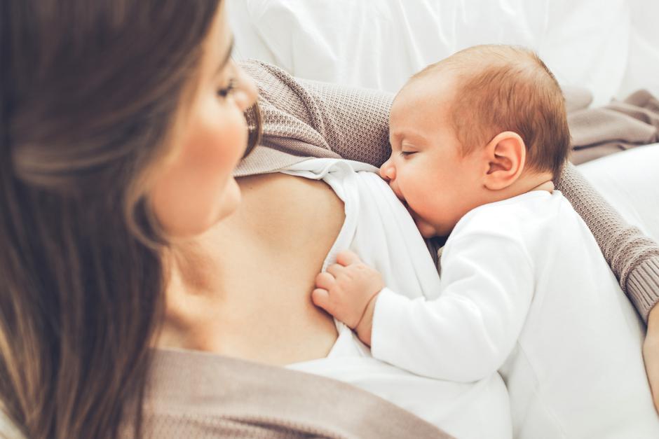 : Mama i beba, dojenje | Author: Shutterstock