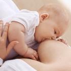 Mišljenje stručnjaka: Je li loše uspavljivati bebu dojenjem?