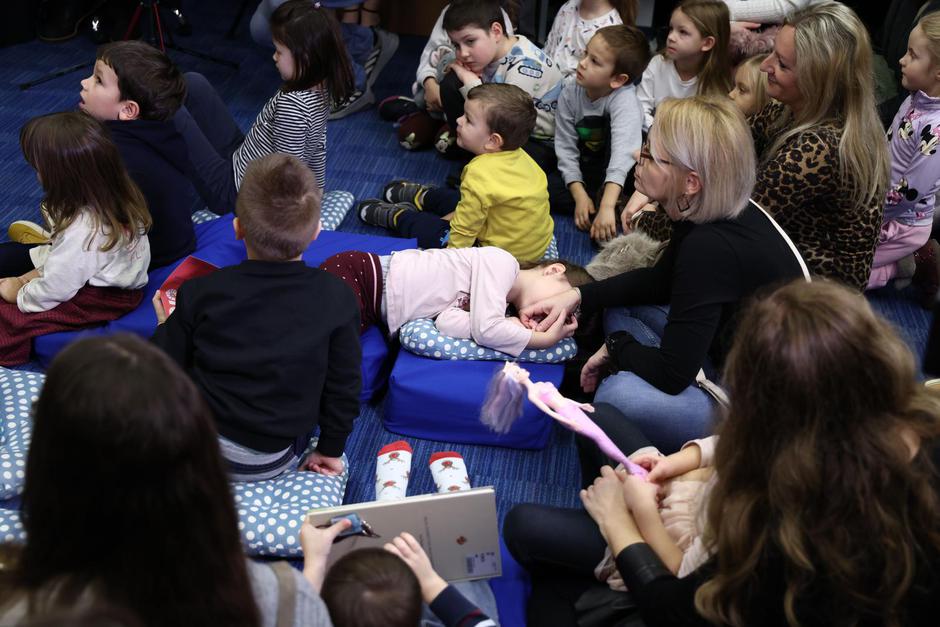 Karlovac: Ministrice Obuljen Koržinek i Hrstić u knjižnici čitale knjige djeci | Author: Josip Mikacic/PIXSELL