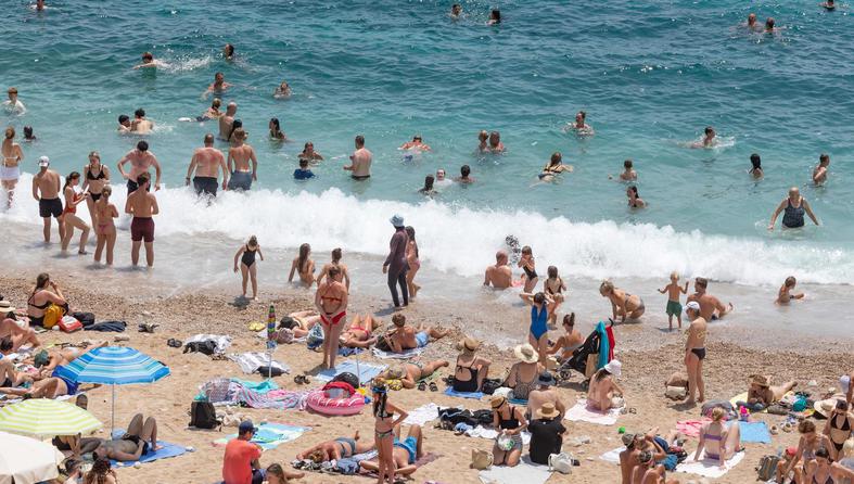 Dubrovnik:  Prepune dubrovačke plaže i gužva unutar zidina