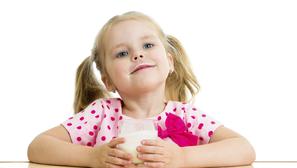 dijete djevojčica pije jogurt 