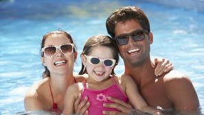 sunčane naočale bazen obitelj ljeto