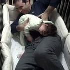 video beba kolijevka krevetić tata otac