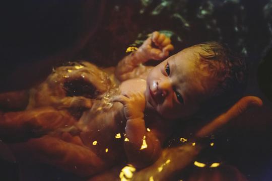 beba porod u vodi