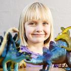 djevojčica igračke igra dinosauri