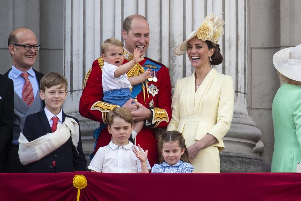 Prvo kraljevsko mahanje princa Georgea na proslavi kraljičinog rođendana