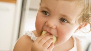 dijete djevojčica jelo jabuka