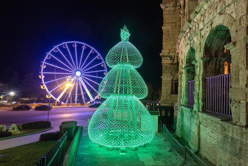 Pula: Podno Arene pokrenut panoramski kotač  koji je dio Adventa | Author: Srecko Niketic/PIXSELL